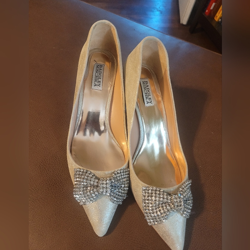 Badgley Mischka Gold Suede-like feel Embelished Jewel Bow Buckle Pumps, size 10M